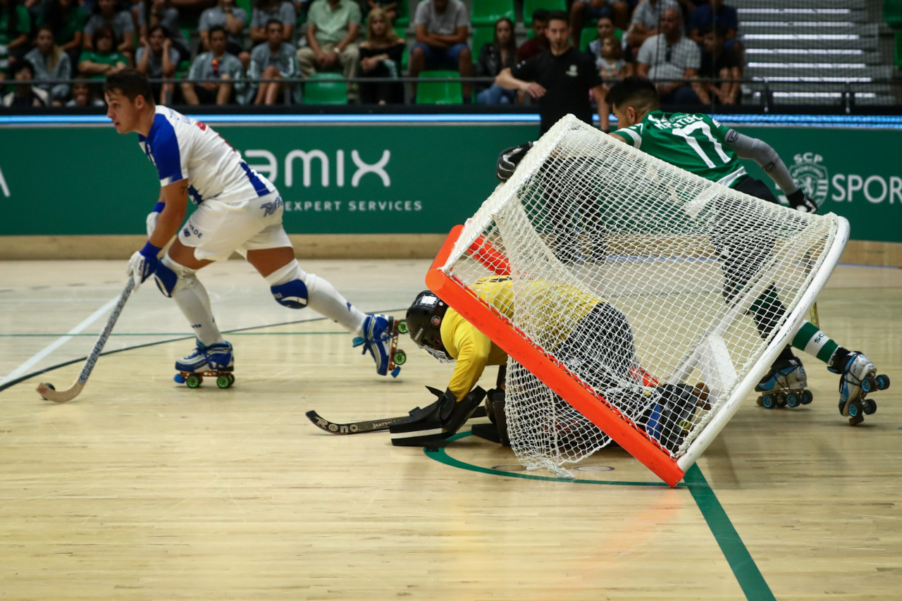 Rollhockey-Torwart in kompletter Schutzausrüstung
